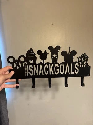 Estante de gancho de pared de metal Disney #SnackGoals - Porta llaves / Colgador de medallas Foto 1 de 3