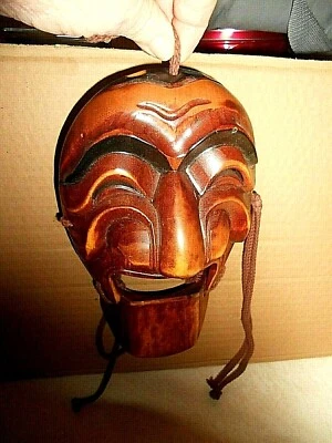 MASCARILLA DE MADERA TALLADA A MANO EN MUY BUEN ESTADO - MANDÍBULA MÓVIL ASPECTO HERMOSO Y ÚNICO ENVÍO GRATUITO Foto 1 de 4