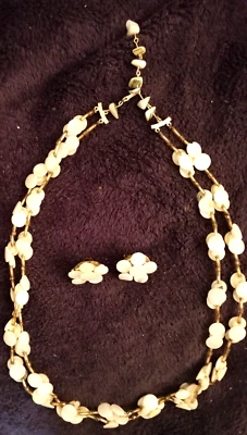 Collar Vintage Ovalado Blanco con Cadena Dorada Color con Pendientes--Cadena 23 pulgadas. Largo Foto 1 de 4