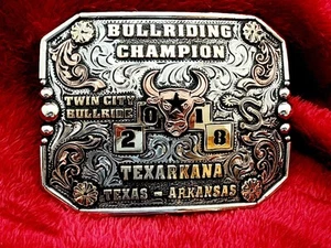 Fibbia cintura BULL RIDING Rodeo Champion Trophy☆Texarkana Tex-Ark☆2018☆Vintage☆113 - Foto 1 di 14