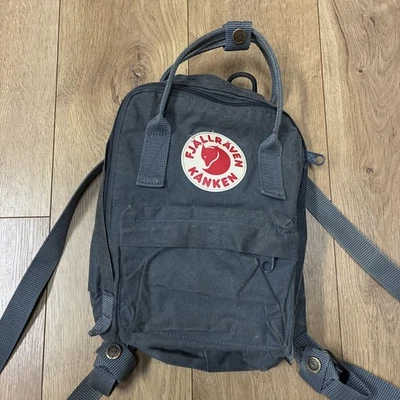 Zaino Fjallraven donna Kanken Mini grigio blu vinile esterno zip spalla - Immagine 1 di 4