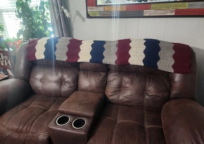 Crochet Afghan Throw.  Azul marino, blanco crema, rojo borgoña, gris. Foto 1 de 4