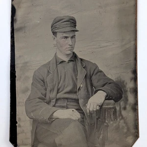 Foto tipo professionale possibile operaio ferroviario berretto a righe - Foto 1 di 5