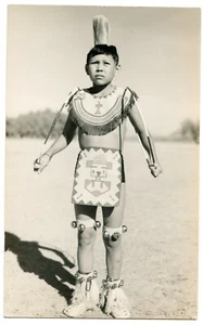 Cartolina antica RPPC ragazzo danzante nativi americani sud-ovest - Foto 1 di 2