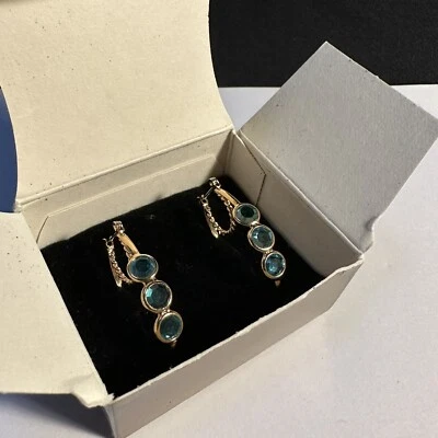Pendientes de aro perforados de cristal azul tono dorado Avon nuevos en caja Foto 1 de 4