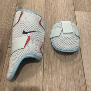 Nike Diamond Ronald Acuña Jr. Protector de pierna para bateadores de béisbol para bateadores diestros - Imagen 1 de 3