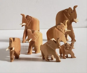Kiste mit Miniatur parfümiertem Holzspielzeug aus Indien. Set 7 Teile. Vintage 1981 - Bild 1 von 8