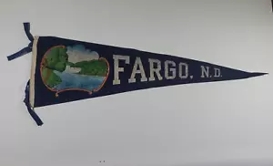 Vintage Fargo North Dakota Filz Wimpel Flagge 26 Zoll - Bild 1 von 9
