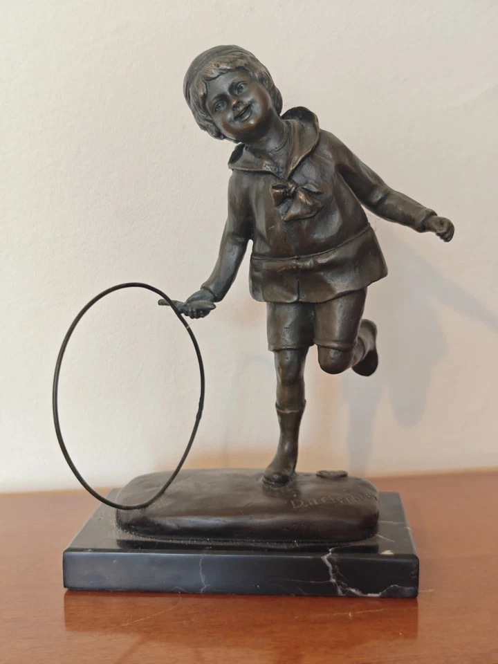 Bronzeskulptur Junge mit Reifen – Nach Chiparus, Art Déco Stil, 23 cm - Bild 1 von 4