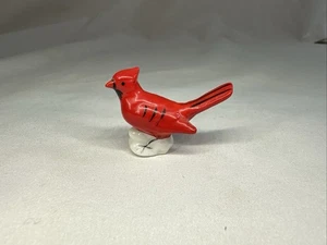 Statuina porcellana miniatura casa delle bambole uccellino rosso cardinale vintage 1 pollice da collezione - Foto 1 di 10
