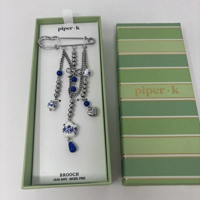 Broche Pin Seguridad Tono Plata PIPER K Azul Blanco Diseño Floral Detalles Cuentas Foto 1 de 4