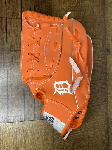 MLB Detroit Tigers Kids Junior Orange Baseball Glove RHT Ballpark 2004 Cover