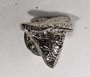 Vintage silberfarbene Hershey Kisses Schokolade Anstecknadel Hut Weste Sammler PA - Bild 1 von 3