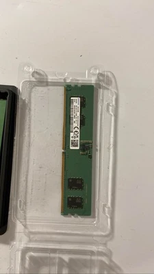 Memoria UDIMM para PC de escritorio Samsung 8 GB DDR5 5600 MHz M323R1 GB4DB0-CWM Foto 1 de 4