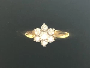 18ct Gold Ring 1/16ct Diamond Surrounded By 6 x 1/32 Ct Diamonds - NEW RRP £850 - Picture 1 of 5