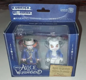 MEDICOM TOY KUBRICK PAQUETE DE 2 SOMBREREROS LOCOS CHAQUETA AZUL Y FIGURAS DE CONEJO BLANCO SIN USAR, EN CAJA - Imagen 1 de 6