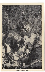Cosey Corner Girl ~ Frau raucht inmitten Fotos ~ Vintage seltsame Postkarte - Bild 1 von 2