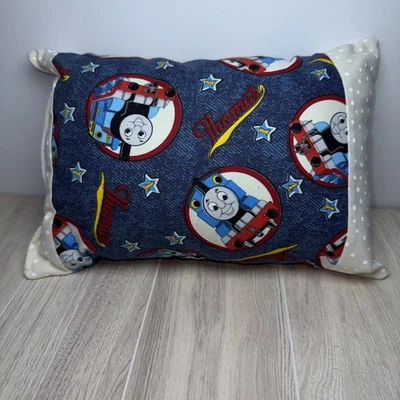 Travesseiro Thomas The Train azul branco feito à mão 10,5x7,5” - Imagem 1 de 4