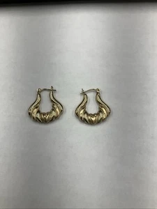 3/4” 1.7g 10k Yellow Gold Heart Scallop Edge Hoop Earrings 227862 - Picture 1 of 6
