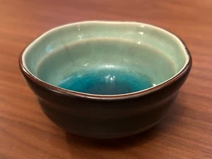 Cuenco de cerámica de estudio hecho a mano - interior de esmalte crujido turquesa, negro mate extendido - Imagen 1 de 7