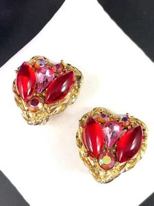 LOVELY GOLDTONE RUBY RED LUCITE CABOCHON PINK RHINESTONE HEART CLIP EARRINGS - Picture 1 of 8