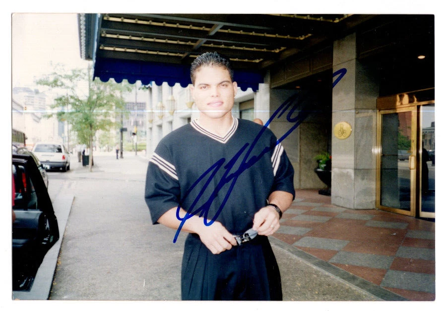 Foto sincera firmada por Iván Rodríguez/autografiada Salón de la Fama del Béisbol Foto 1 de 1