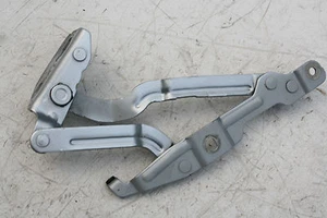 Cerniera portellone sinistra 8D5827301C argento Audi A4 B5 berlina - Foto 1 di 1