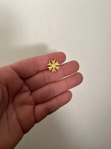 Spilla vintage tono oro maltese 6 bracci metallo simboli militari croce iota bavero  - Foto 1 di 2