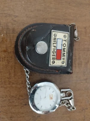 Reloj Bolsillo Tommy Hilfiger Cuarzo Tono Plateado Con Estuche Foto 1 de 2
