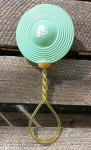 Hermoso sonajero bebé vintage de celuloide verde florecido con mango giratorio - Imagen 1 de 5