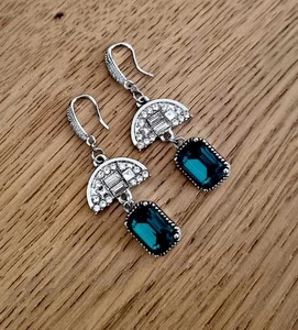 Green Crystal Art Deco Earrings: Silver Gatsby Style Geometric Rectangle Drops - Imagen 1 de 6