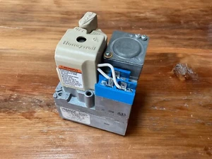 Furnace Gas Valve VR8450P2020 HQ611176HW Honeywell - Picture 1 of 3