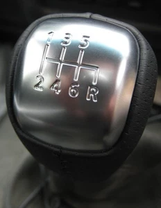 Perilla de engranaje manual de cuero con inserto plateado para Nissan Pathfinder (6 velocidades) - Imagen 1 de 4