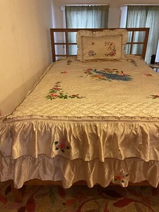 MI-MI PFAU BLUMEN GESTEPPTE RÜSCHEN Queen Tagesdecke mit Kissenhülle WUNDERSCHÖN! - Bild 1 von 12