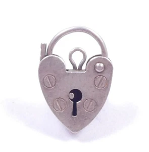 Dije de broche de candado vintage de plata de ley 925 corazón Londres 1979 sello 1,5 g - Imagen 1 de 9