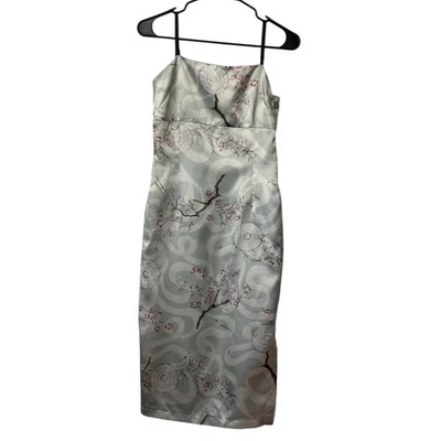 Vestido midi satinado con estampado de serpiente y flor de cerezo azul claro para mujer Dollhouse Foto 1 de 4