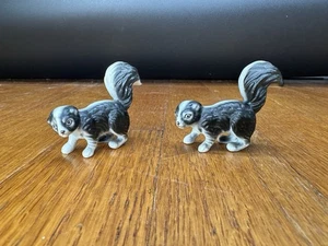 Zwei alte Miniatur Porzellan Stinktier Figuren - Bild 1 von 8