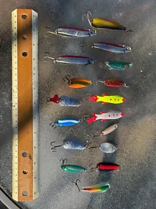 A collection of 17 old small fishing spoons. - Picture 1 of 1