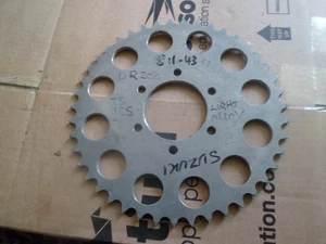 ⭐SUZUKI TS185 TS 185 DR200 DR NOS anni 80 LEGA 43 DENTI PIGNONE POSTERIORE SENZA PP⭐ - Foto 1 di 1