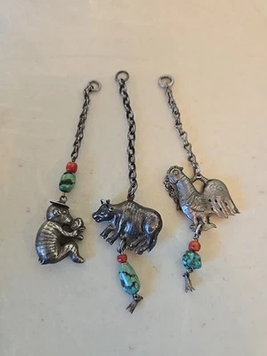 3 dijes chinos antiguos del período Ching de plata con adornos buey, mono, gallo Foto 1 de 4