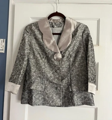 BLAZER VINTAGE PARA MUJER GRIS SATINADO BROCADO SIN MARCA FORRADO ROSA APLICADO USADO EN EXCELENTE ESTADO Foto 1 de 4