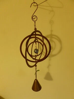 Campana de tono latón con círculos concéntricos y decoración de vidrio artístico Foto 1 de 4