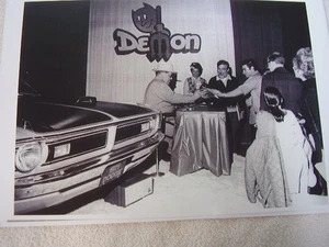 Dodge Demon 1971 con Joe Higgins FOTO DE 11 X 17 DODGE SHERIFF - Imagen 1 de 1
