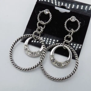 Pendientes colgantes redondos de metal con patrón retorcido estrás tono plata divertidos funky - Imagen 1 de 7