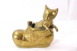 Vintage Brass Baby Shoe with Kitten Figurine  Cat Lover's Gift - Picture 1 of 9