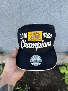 Los Angeles Lakers 2010 Campeones de la NBA Adidas Oficial Vestuario Gorra Sombrero, Nuevo - Imagen 1 de 7
