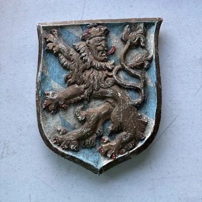 A WONDERFUL PAINT DECORATED WOODEN COAT OF ARMS IN ORIGINAL PAINT - Image 1 of 4