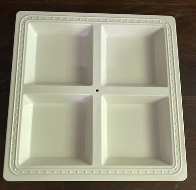 Plato de punto de perla retirado Nora Fleming 14" melamina 4 secciones cuadradas divididas Foto 1 de 3