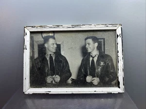 Vintage Foto 1963 - Militär zwei Offiziere umarmen Militär Männer Interesse s/w - Bild 1 von 5