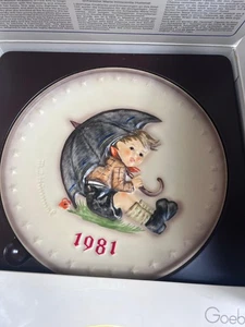 Goebel M.I. de colección Placa anual Hummel 1981 HUM 274 paraguas niño Alemania Occidental - Imagen 1 de 18